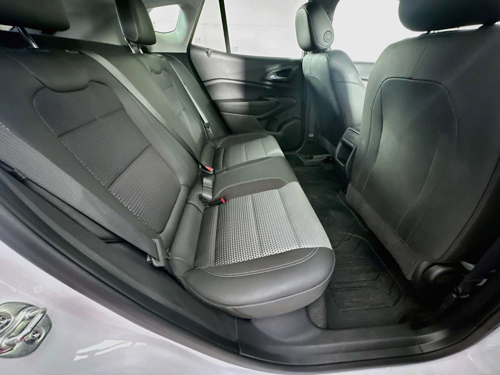 Used 2025 Chevrolet Trax LT w/ Sunroof Package FWD image 26