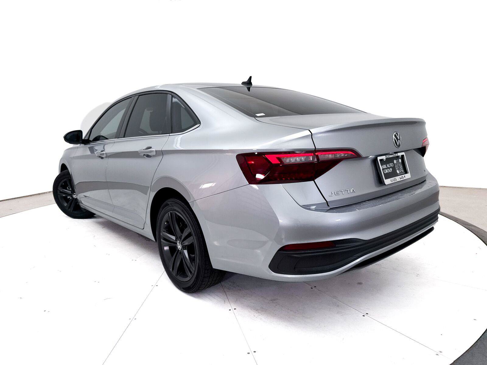 Used 2023 Volkswagen Jetta SE FWD image 2