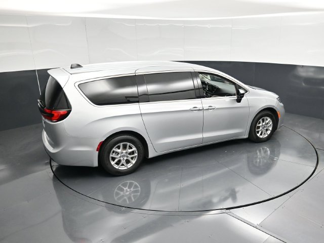 Used 2024 Chrysler Pacifica Touring-L FWD image 47
