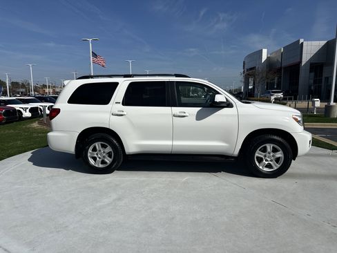 Used 2017 Toyota Sequoia SR5 w/ Premium Package image 11