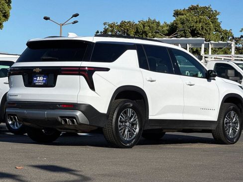 Used 2025 Chevrolet Traverse LT FWD image 6