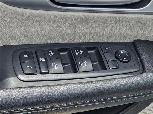 Used 2018 Chrysler Pacifica Limited w/ Advanced Safetytec Group FWD image 14
