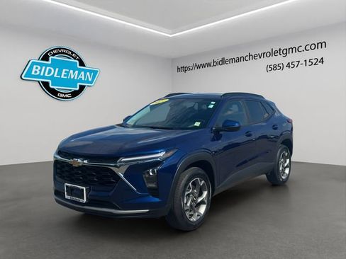Used 2024 Chevrolet Trax LT w/ LT Convenience Package FWD image 3