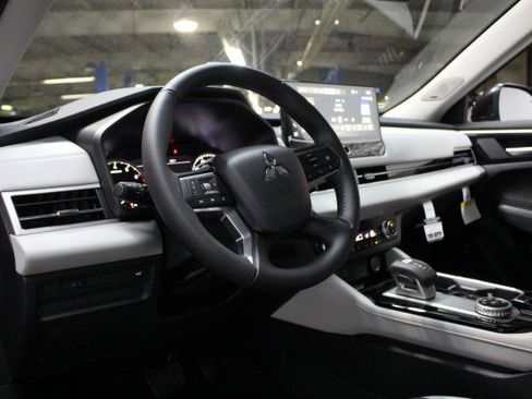 New 2025 Mitsubishi Outlander SE image 5