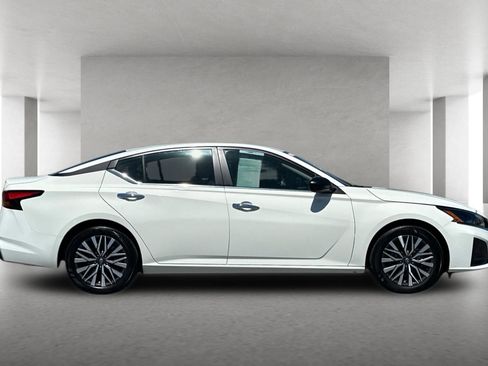 Used 2025 Nissan Altima 2.5 SV FWD image 3