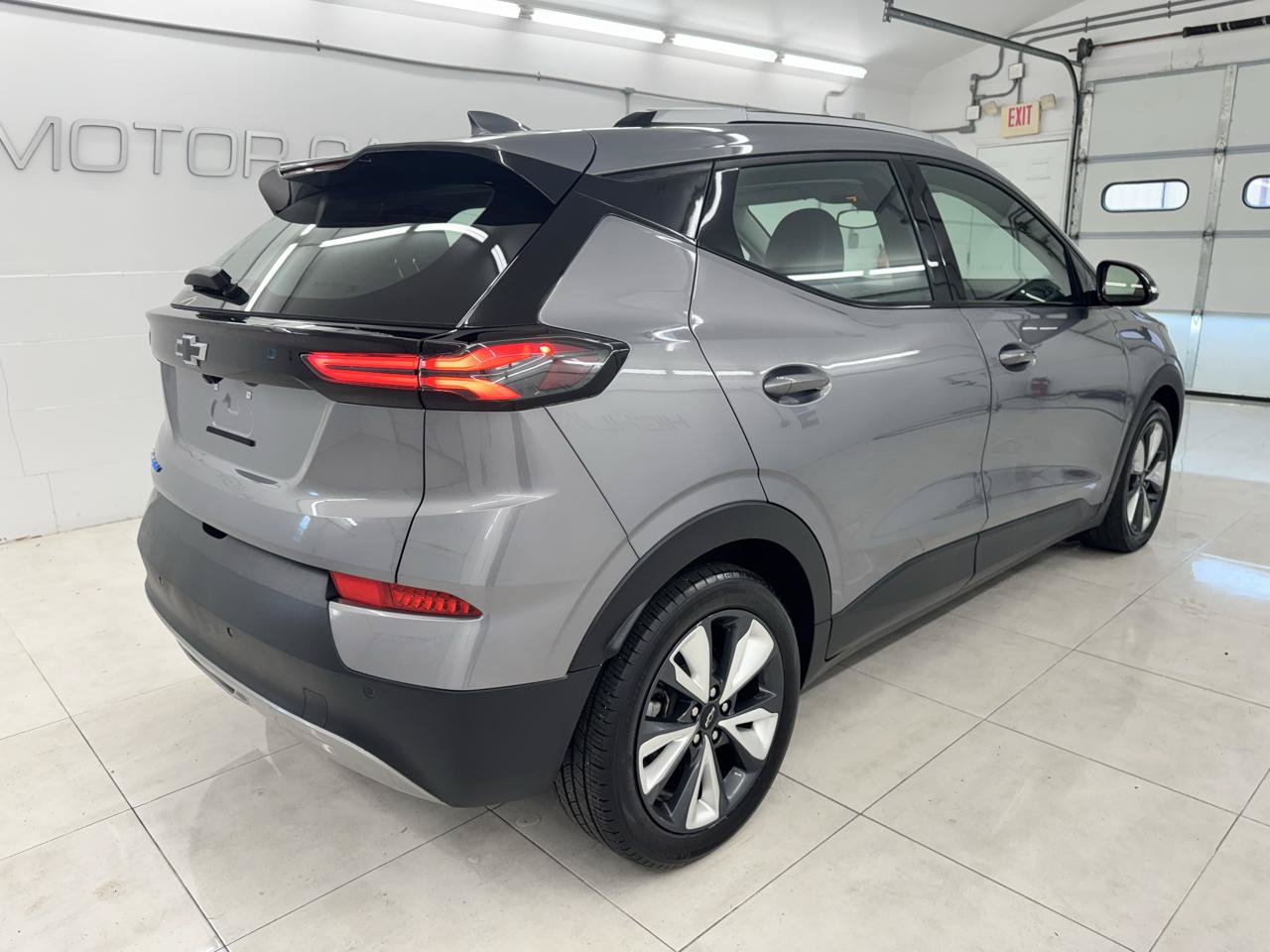 Used 2023 Chevrolet Bolt EUV LT w/ Convenience Package FWD image 5