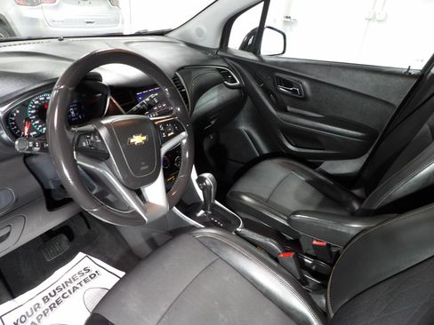 Used 2021 Chevrolet Trax LT w/ Midnight Edition FWD image 7