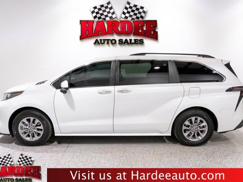 Used 2026 Toyota Sienna XLE FWD image 1