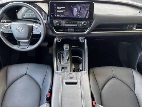 Used 2025 Toyota Grand Highlander FWD image 16