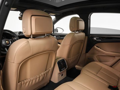 Certified 2026 Porsche Macan AWD/4WD image 35