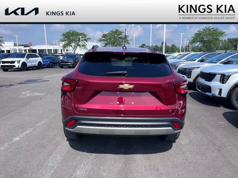 Used 2024 Chevrolet Trax LT FWD image 4