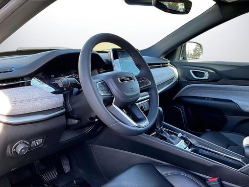 Certified 2025 Jeep Compass Latitude image 17