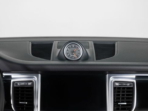 Used 2018 Porsche Macan image 38