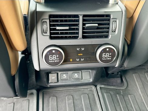 Used 2025 Land Rover Discovery Dynamic SE image 19
