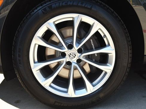 Certified 2025 Porsche Macan image 14