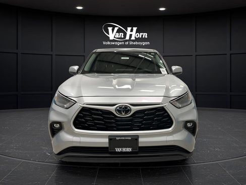 Used 2023 Toyota Highlander LE FWD image 2