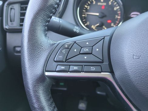 Used 2018 Nissan Rogue SV w/ Premium Package image 18