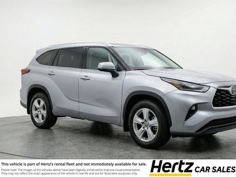 Used 2025 Toyota Highlander LE FWD image 1