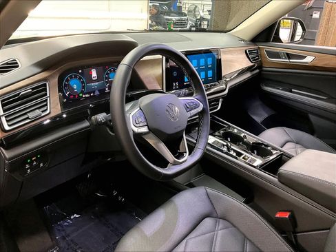 Used 2025 Volkswagen Atlas SE w/ Black Wheel Package image 16