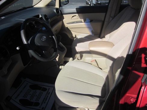 Used 2008 Kia Rondo LX w/ Convenience Pkg image 10