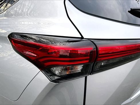 Used 2023 Toyota Highlander XLE AWD/4WD image 27