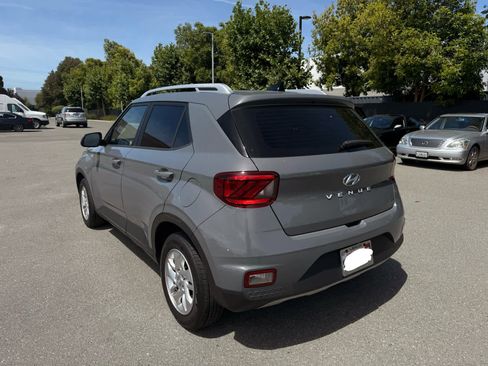 Used 2020 Hyundai Venue SEL FWD image 4