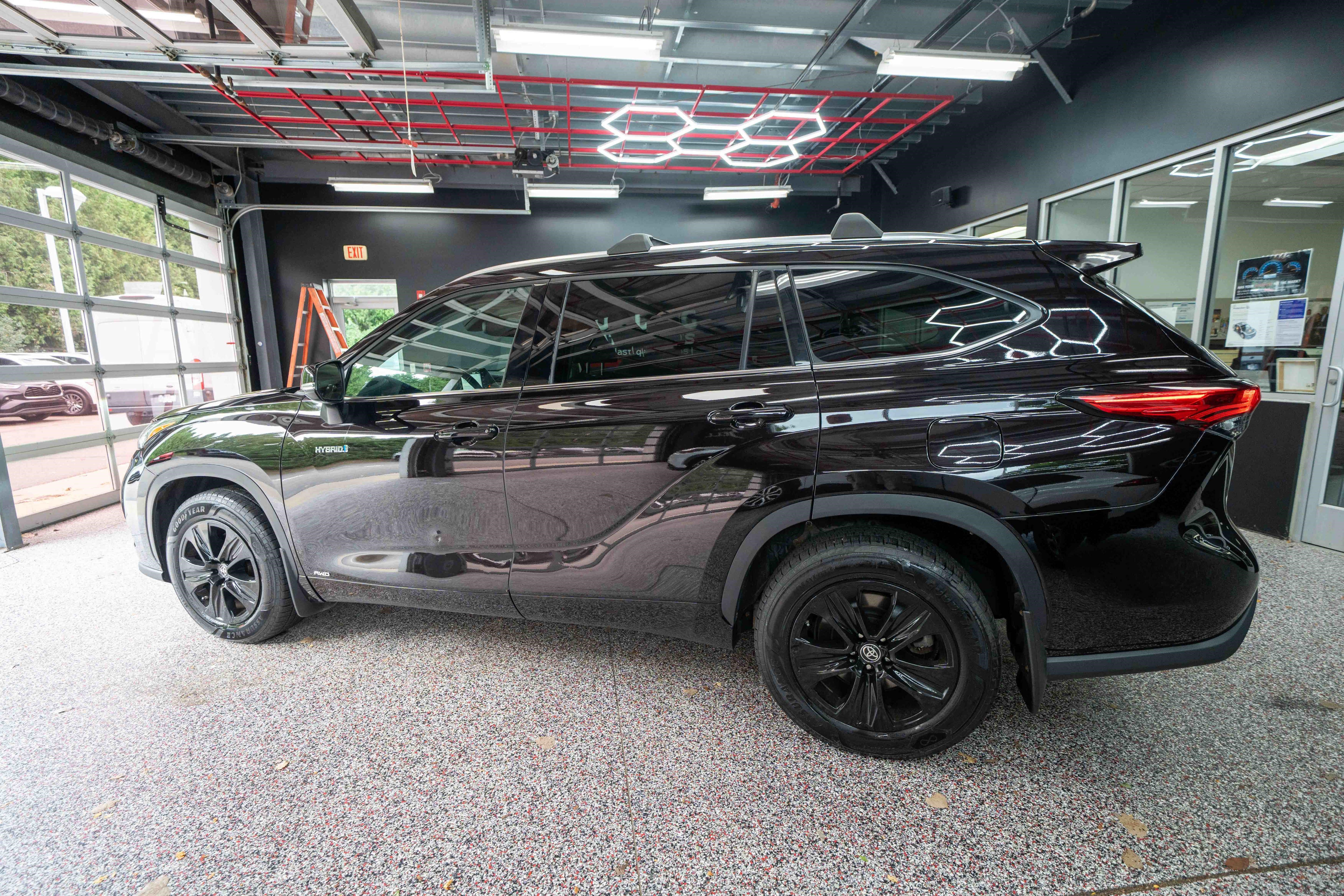 Used 2021 Toyota Highlander XLE AWD/4WD image 2