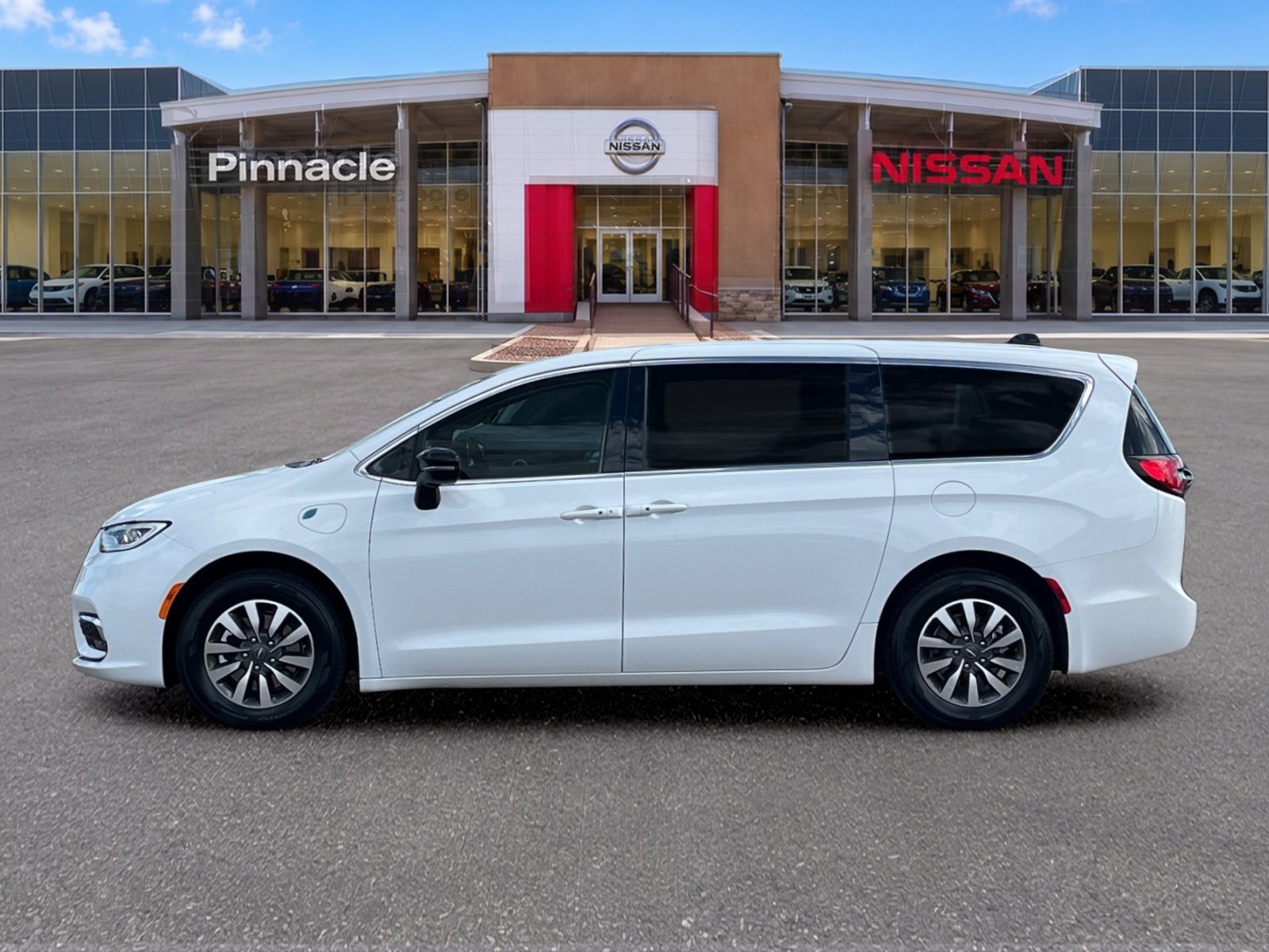 Used 2024 Chrysler Pacifica Limited FWD image 3
