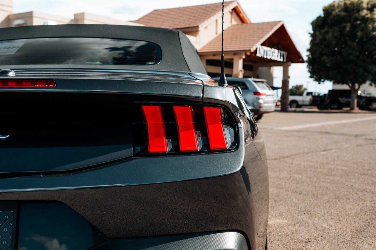 Used 2024 Ford Mustang Convertible RWD image 13