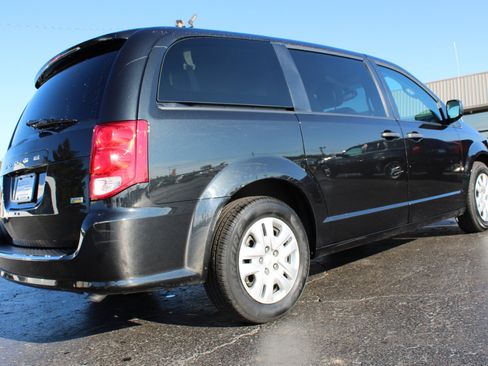 Used 2019 Dodge Grand Caravan SE image 4