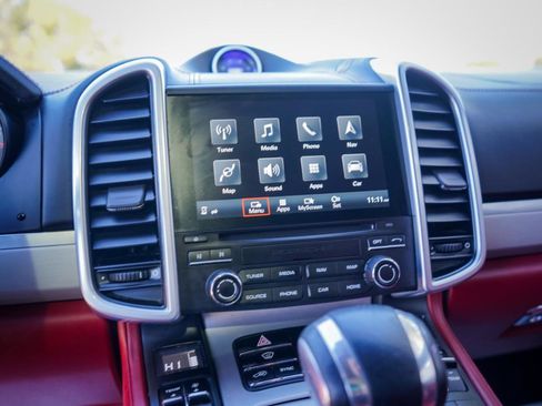 Used 2017 Porsche Cayenne S image 12