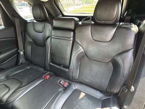 Used 2019 Jeep Cherokee Latitude Plus w/ Cold Weather Group AWD/4WD image 28