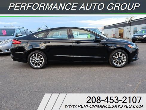 Used 2017 Ford Fusion SE image 2