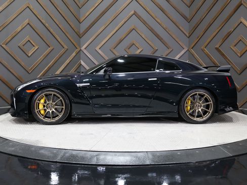 Used 2021 Nissan GT-R Premium AWD/4WD image 2