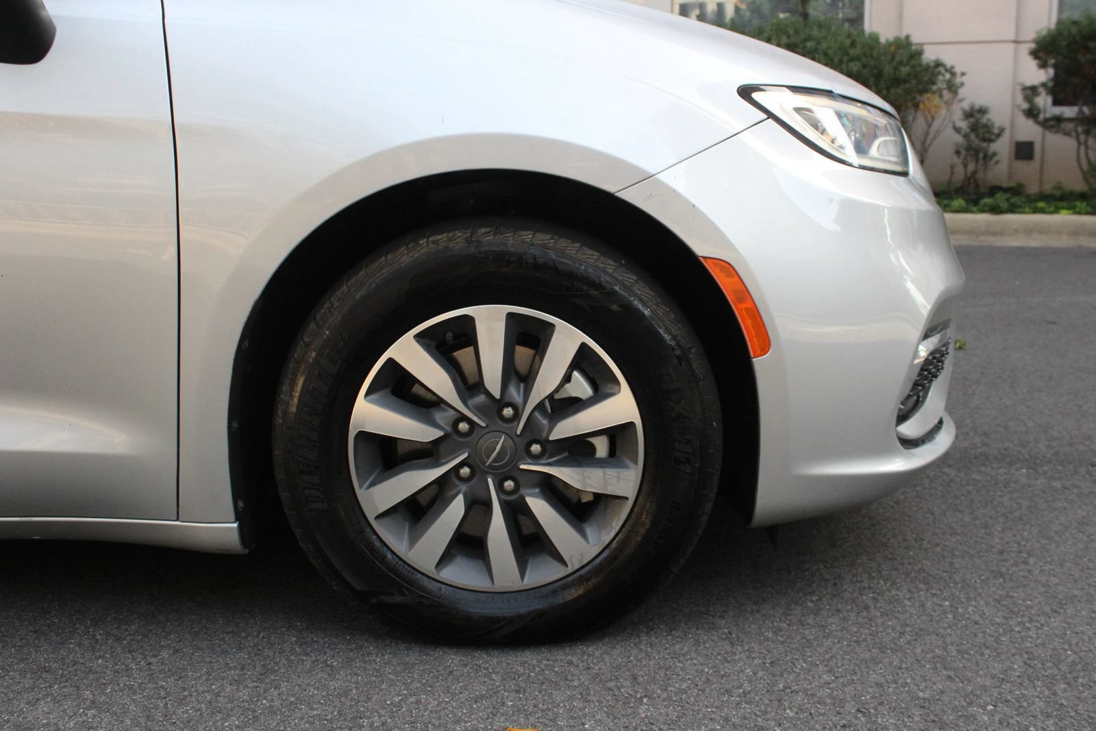 Used 2023 Chrysler Pacifica Touring-L FWD image 4