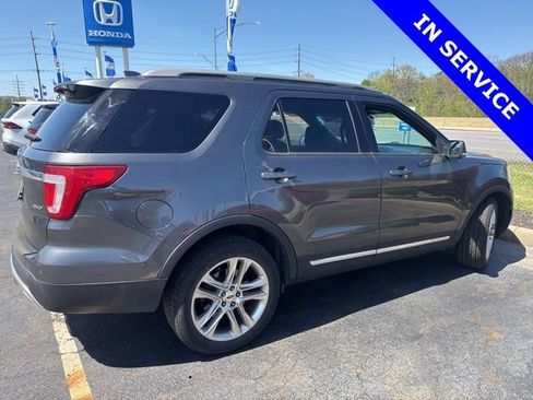 Used 2017 Ford Explorer XLT w/ Equipment Group 202A AWD/4WD image 11
