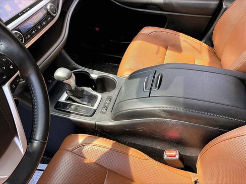Used 2019 Toyota Highlander Limited image 12