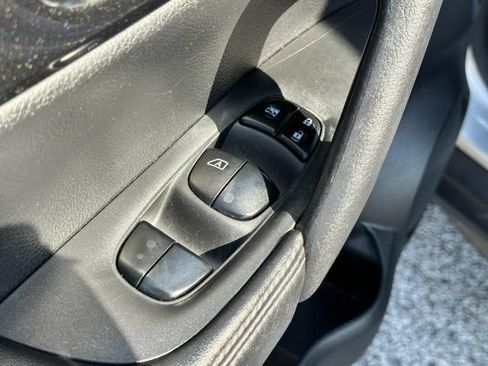 Used 2018 Nissan Rogue SV FWD image 16