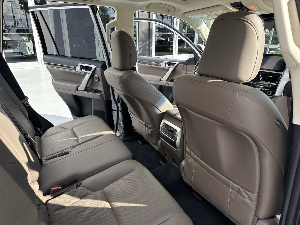 Used 2023 Lexus GX 460 Luxury w/ Accessory Package AWD/4WD image 33