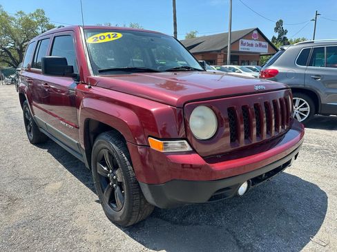 Used 2012 Jeep Patriot Latitude w/ Altitude Pkg image 9