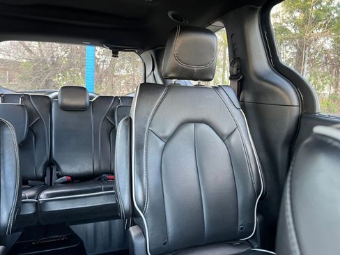 Used 2025 Chrysler Pacifica Limited image 42
