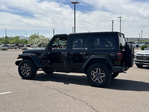 Used 2025 Jeep Wrangler Unlimited Sahara AWD/4WD image 3