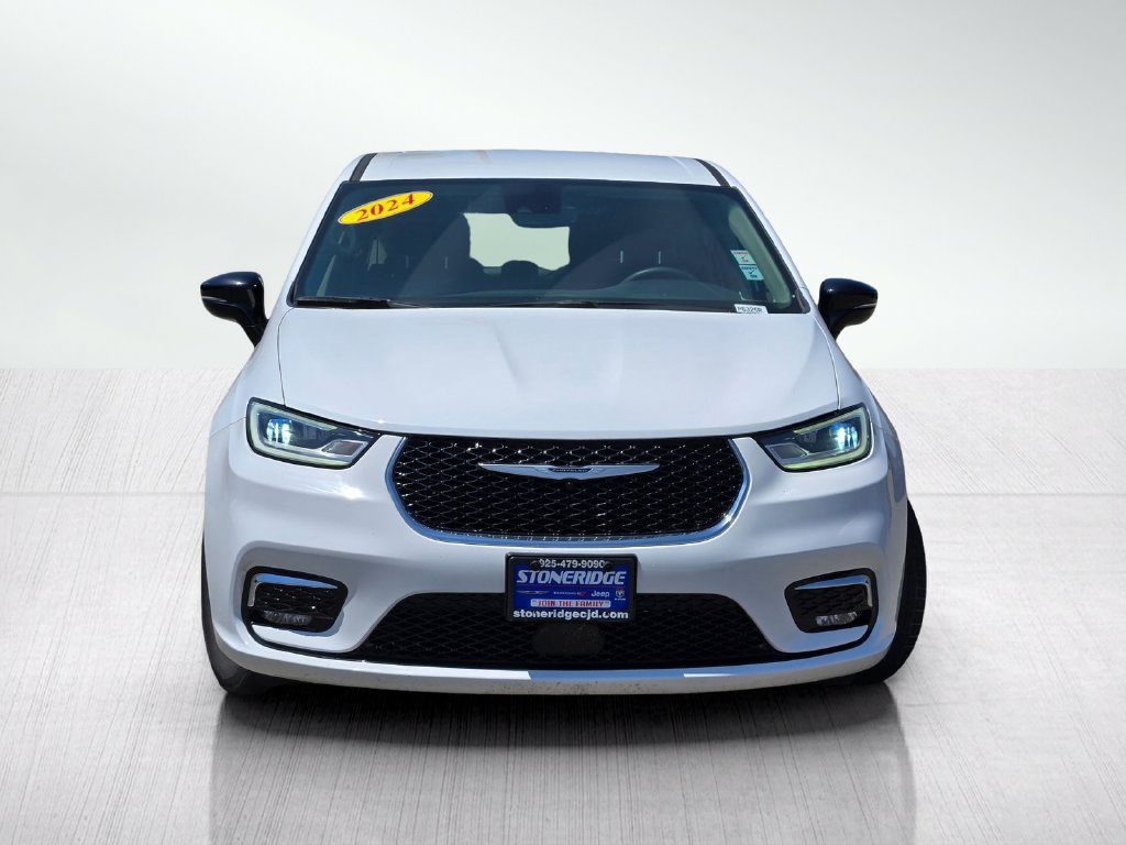 Used 2024 Chrysler Pacifica Limited FWD image 2