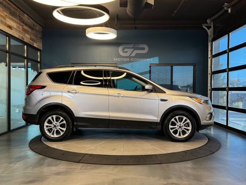 Used 2018 Ford Escape SE AWD/4WD image 2