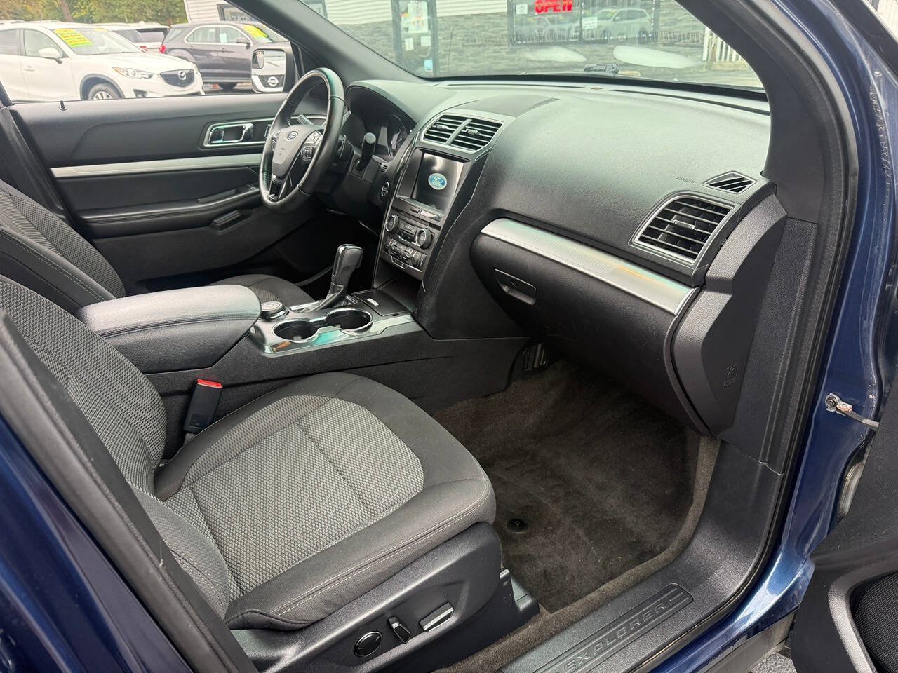 Used 2017 Ford Explorer XLT w/ Equipment Group 201A AWD/4WD image 12