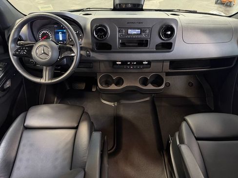 Used 2025 Mercedes-Benz Sprinter 2500 image 11