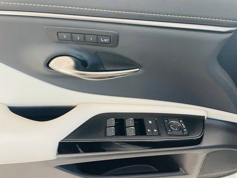 Certified 2025 Lexus ES 350 w/ Premium Package image 18