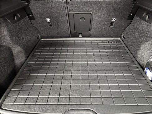 New 2025 Volvo XC40 B5 Core w/ Protection Package Premier image 34