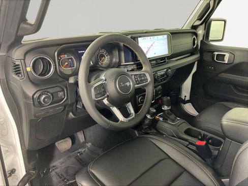Used 2024 Jeep Wrangler Unlimited Sahara w/ Technology Group AWD/4WD image 17