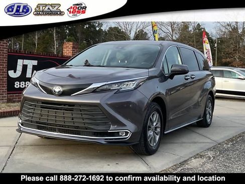 Used 2022 Toyota Sienna XLE image 3